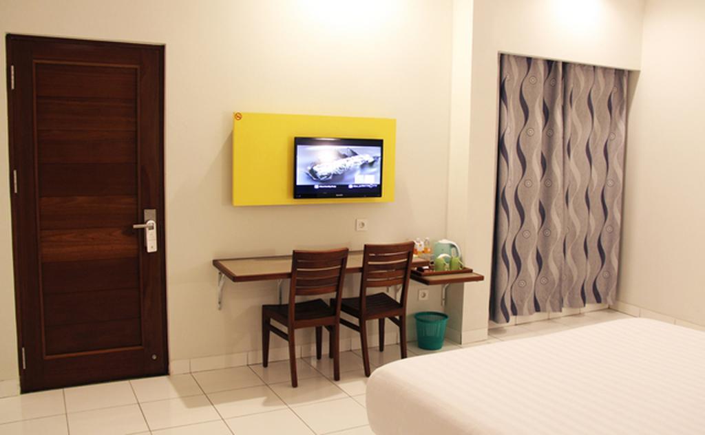 Hotel Koening Cirebon Zimmer foto