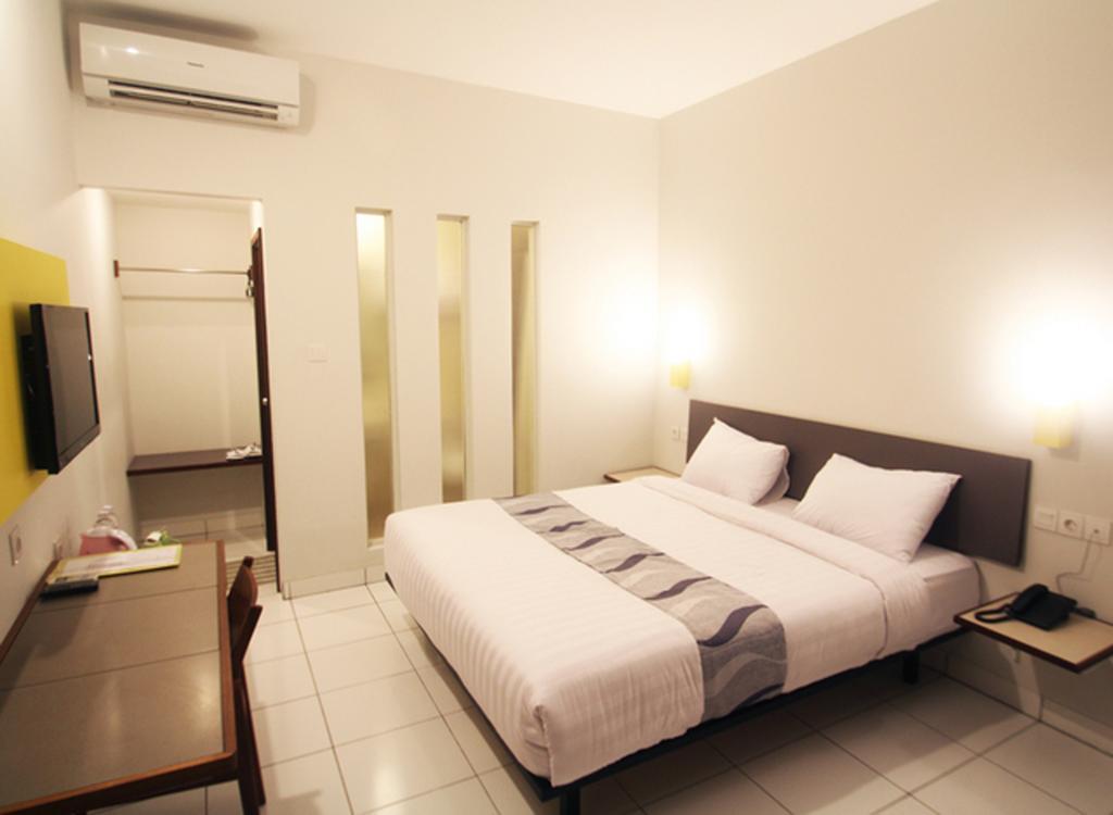 Hotel Koening Cirebon Zimmer foto